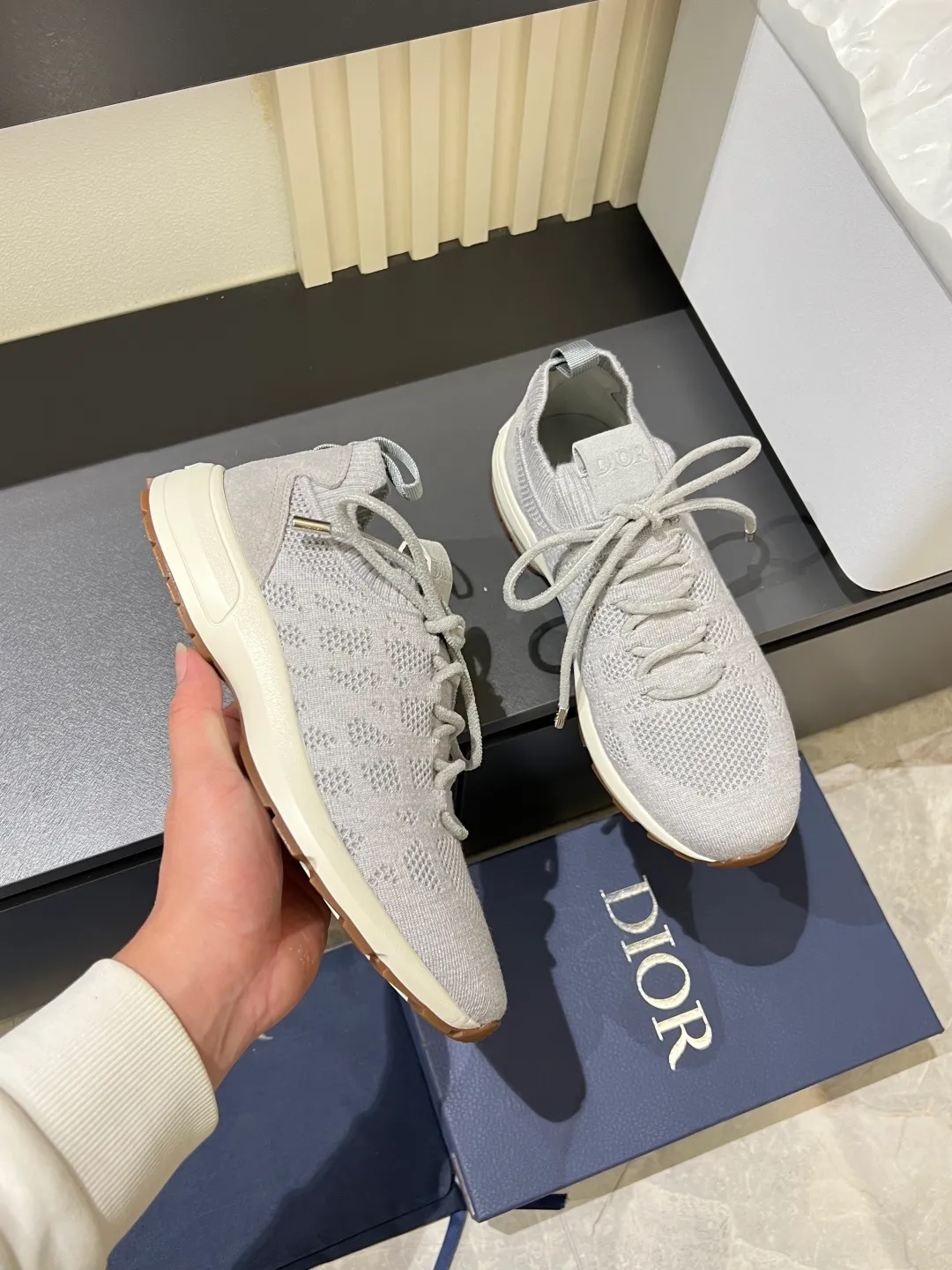 p380 Dior B80 sneakers are a new product of Dior men's series, focusing on comfort and fashion. The upper is made of breathable mesh + fabric splicing, which is lightweight and fits the shape of the foot, making it super comfortable for daily wear. The sole is made of rubber, which has great grip and wear resistance, and is suitable for commuting or light sports. The overall style is simple, the gray tone is versatile, and the shoelaces are adjustable for a more stable fit. Designed by Kim Jones, it is both practical and trendy. It is one of the new hot items in early spring①. size: 38-45 (45 customized)